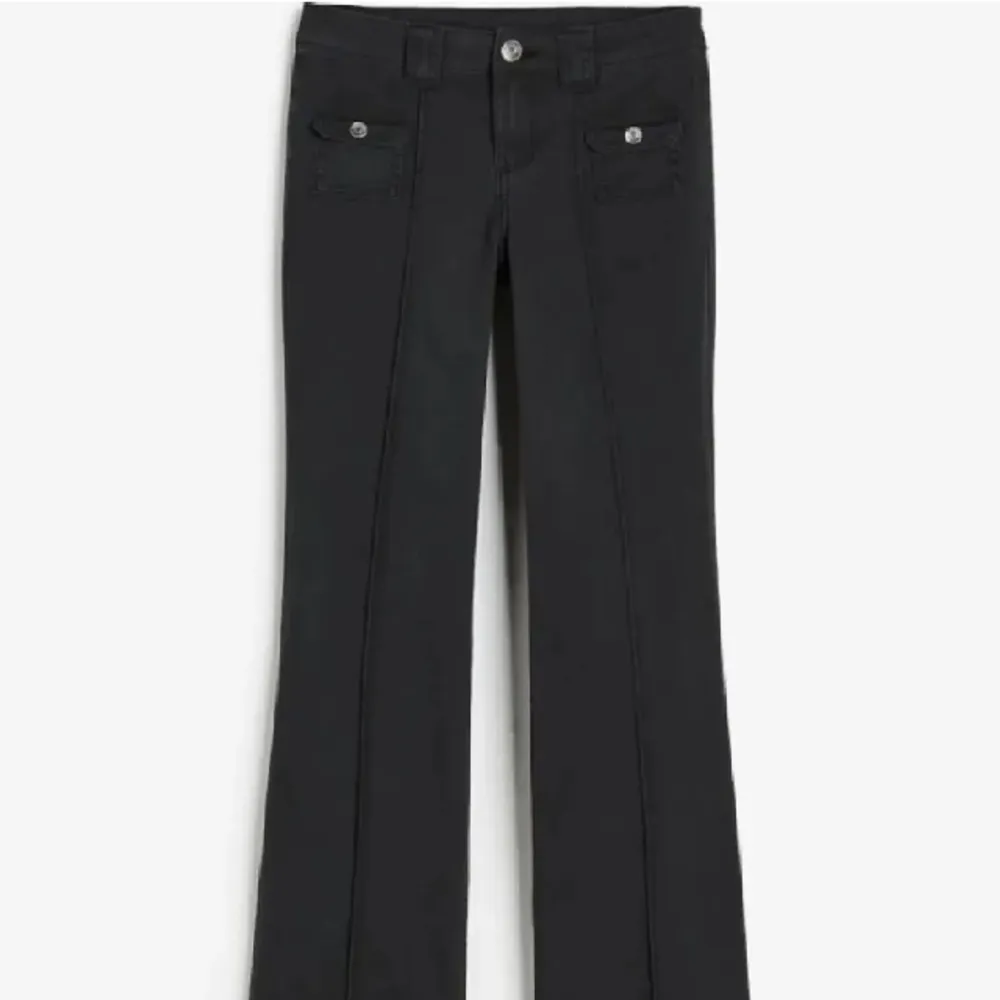 Undrar ifall någon är interesserad av att BYTA mina hm cargo jeans i storlek 38 till ett par i 34🌸 kan tänka mig att sälja vid bra bud. Jeans & Byxor.