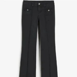 Hm cargo jeans - Undrar ifall någon är interesserad av att BYTA mina hm cargo jeans i storlek 38 till ett par i 34🌸 kan tänka mig att sälja vid bra bud