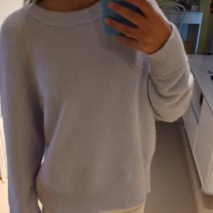Stickad tröja samsoe samsoe - Tröja från samsoe i nyskick. Originalpris 1500 kr ca. Storlek xs men sitter bra på mig som xxs. Kan öven passa S. Materialet är främst i ull och alpacka.
