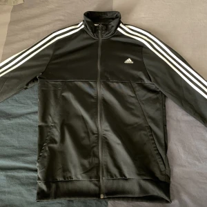 Adidas kofta - Adidas kofta i storlek S, mycket god skick 