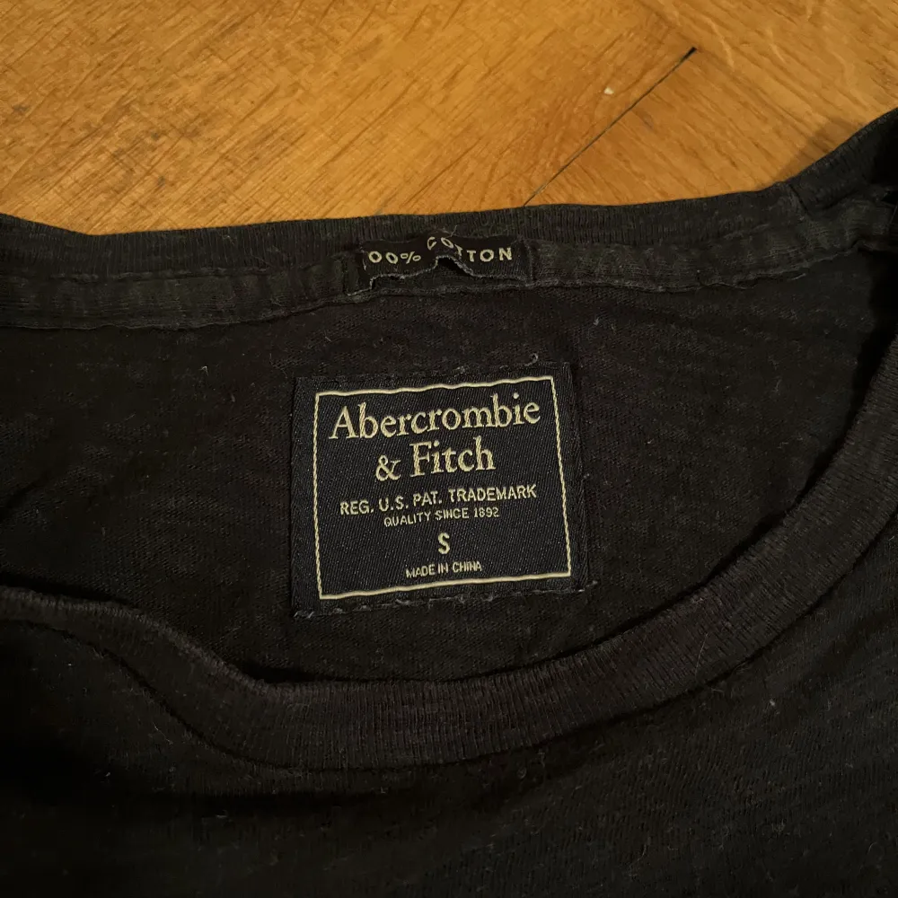 Mörkblå t-shirt med rött tryck av Abercrombie & fitch. I storlek s och i bra skick🙌. T-shirts.