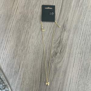Ett guldigt halsband från pilgrim som inte kommer till användning. Köptes för 350 och säljer för 200  halsbandet är inte använt och i nyskick.❤️