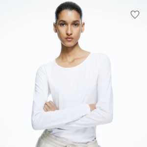 vitt bas plagg  - säljer denna oanvända tröjan ifårn hm, den är tajt och uringad perfekt att ha som basplag, nypris:150 mitt pris 90😚