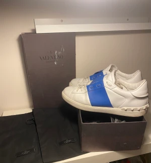 💫Valentino Opens💫 - Valentino Opens. Storlek: 45. Skick: 8-8.5/10 (avgör gärna skick själv utifrån bilderna!) Box och 2 dustbags medföljer✅ Bud: 2399kr, Köp nu: 2899 Äkthetsbevis går självklart också att lösa!!🥂 Vid frågor är det bara att höra av sig:)