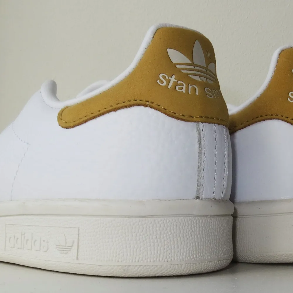 Jag erbjuder ett par helt nya Stan Smith-skor som fortfarande har prislappen kvar, och de har aldrig använts. Dessa skor är extremt trendiga och eftertraktade. Så istället för att låta dem samla damm i min garderob, säljer jag dem nu!. Skor.