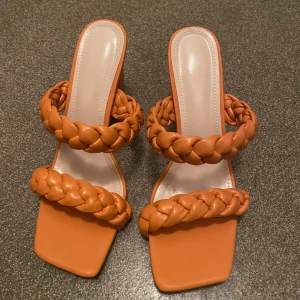 Klackskor  - Snygga orangea klackar som inte kommer till användning