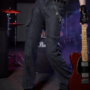 Romwe Jeans - Ett par jeans från märket romwe som jag säljer eftersom att dom har blivit för små, ser ut som dom ska förutom att det är lite nött på högra fickan, köpta för 249kr