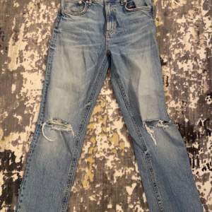 Säljer dessa bootcut jeans från zara storlek 36! Bra skick, använt ett par gånger. Pris kan diskuteras vid snabb affär 