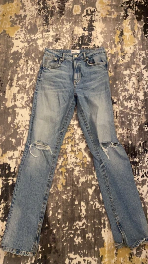 Bootcut jeans med hål - Säljer dessa bootcut jeans från zara storlek 36! Bra skick, använt ett par gånger. Pris kan diskuteras vid snabb affär 