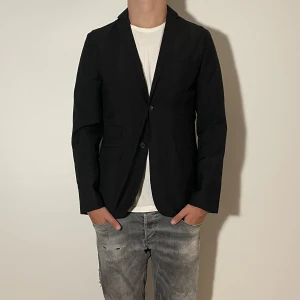 J.Lindeberg kavaj  - J.Lindeberg Kavaj - storlek M - varan är i jätte fint skick, inga flaws- modellen är 188cm och 83kg - vid frågor eller funderingar är det bara att skriva!