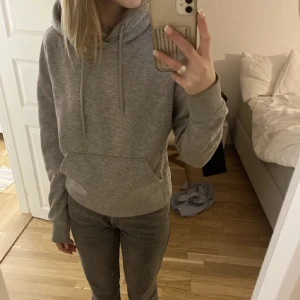 Weekday hoodie - En grå hoodie ifrån weekday i strlk xs. Säljer för att den är förliten för mig 💗 köpt här på plick