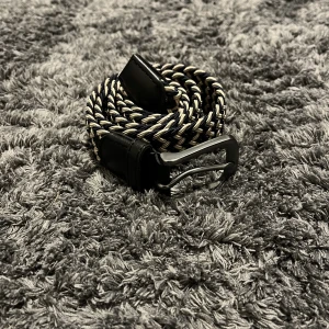 Flätat skärp - Tja, nu säljer jag mitt snygga flätade skärp som är helt nytt😁. Skärpet har aldrig använts. Längden är ungefär 105 cm. Skärpet är i en snygg färg med Blåt och beiget som en blandning. Om du har någon fråga får du gärna höra av dig/ mvh Hugo😁