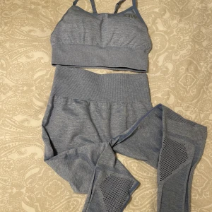 Iciw sett  - ICIW sett där byxorna är i storlek M och sporttoppen i S. Endast använt fåtal gånger då byxorna var något små för mig så skulle säga att de passar mer som en small.  Köp gärna med ”köp nu”🥰