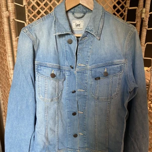 Jeansjacka Lee - Säljer en jeansjacka från Lee i mycket bra skick. Använd ett fåtal gånger. Storlek small.
