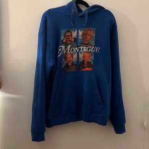 Säljer min älskade hov1 hoodie som är svår att få tag i, då den inte kommer till användning och börjar växa ur den. Skriv för fler bilder tveka inte🩷