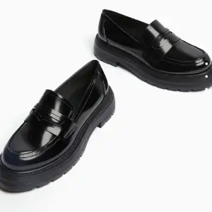 Svarta blanka loafers från Bershka storlek 38. Aldrig använda. Köpta för 429kr.
