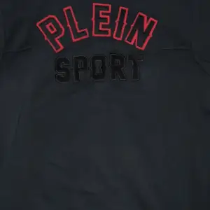 Plein sport tröja använd ca 5 gånger men är lite förstor för mig så säljer den 