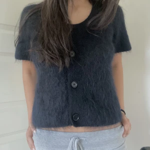 Short-sleeve mohair cardigan COS - Säljer denna eftertraktade och slutsålda koftan i mohair från cos❤️‍🔥så snygg och skön! Färgen är mörkblå 💖HÖGSTA BUD PÅ 950kr💖