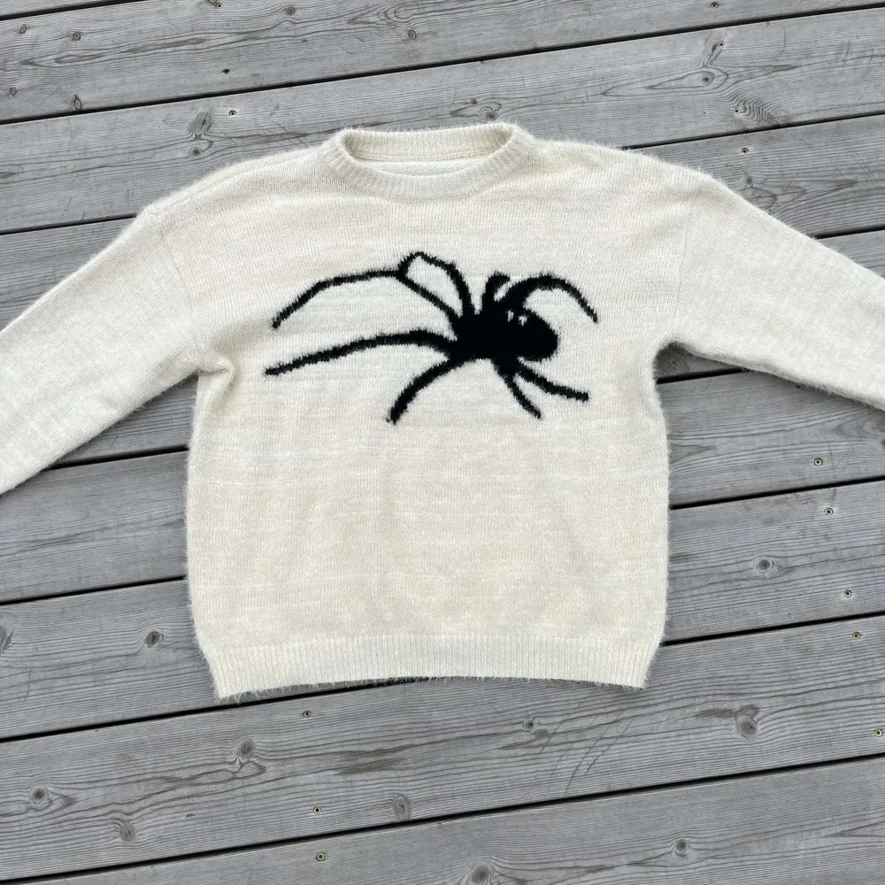 Köpt denna på secondhand, snygg design med spindel på.. Tröjor & Koftor.