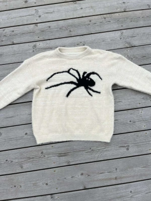 Stickad långärmad - Köpt denna på secondhand, snygg design med spindel på.