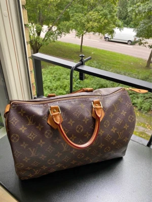 Louis Vuitton speedy 35 - Säljer min Louis Vuitton, modellen Speedy i största storleken (35). Den är i otroligt fint skick på såväl handtag som in- och utsida.  Kommer med originalbox. Kvitto finns.   Hämtas i Norrkoping eller skickas med posten 