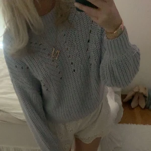 En blå stickad tröja - En blå stickad tröja från Ginatricot. Stork xs/s. Super fin inför hösten. Säljer pgd ingen användning.