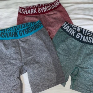 Gymshark shorts - 3 par Gymshark shorts i olika färger. Alla är i olika storlekar, Xs, S och M men alla tre passar som S. Jättefint skick. Alla för 400kr eller 1 par för 150kr, Köpare står för frakten. BARA DE RÖDA KVAR!