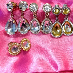 6 par örhängen - Vill bli av med örhängen som jag aldrig användt. 6 par!