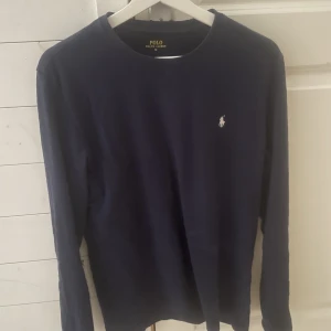 Långärmad t-shirt polo RL - Säljer nu en mörkblå långärmad t-shirt från polo RL! Skick 9/10. Storlek M. Nypris 700. Hör av er om ni har fler frågor🙌🏻
