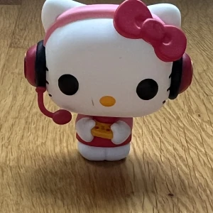 Funko pop - Hello Kitty.  Den har egentligen aldrig använts mer än prydnad så vet inte hur märket i hennes ansikte kommit dit.