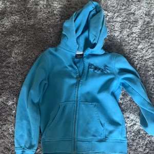 Peak performance zip hoddie - Säljer en peak performance hoddie storlek 160. 6/10 skick   