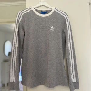 Adidaströja - Adidaströja i storleken 38, skön och fint skick.