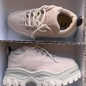 Eytys angel suede  - Supersnygga ljusrosa Eytys i modellen angel suede i storlek 37 (stora i storleken obs!!). Endast provade i övrigt helt oanvända och som nya i sitt skick. Säljer då jag oturligt nog köpte fel storlek och slängde kvittot :)(