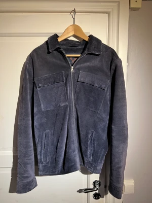 Human scales mockajacka - Blå jacka från Human Scales i 100% äkta mocka, kraftig och varm!