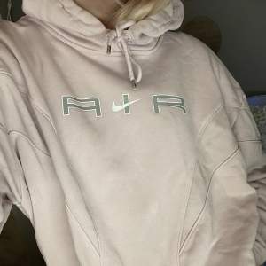 Nike air hoodie i nyskick ! Köpt för cirka 500kr. Är mer ljusrosa i verkligheten än på bild, Storlek S