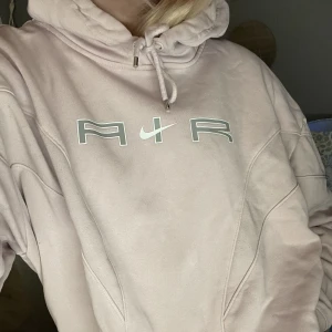 Nike hoodie  - Nike air hoodie i nyskick ! Köpt för cirka 500kr. Är mer ljusrosa i verkligheten än på bild, Storlek S