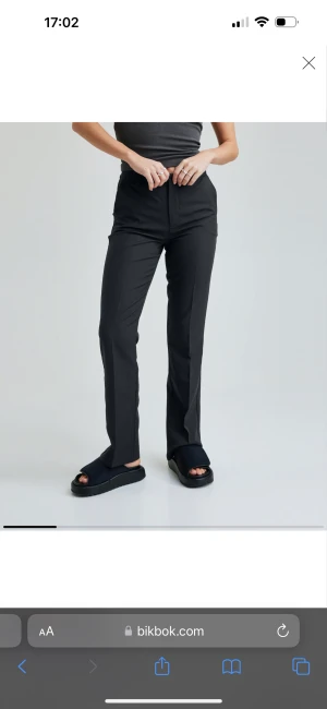 Kostymbyxor  - Koatymbyxor i modellen Vilma från Bikbok, storlek 38.