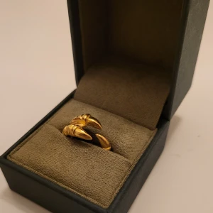 Maria Nilsdotter Claw Ring - Maria Nilsdotter Claw Ring Gold-plated silver size 17! Nypris 4295kr. Superfint skick!