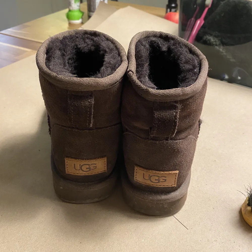 Mörkbruna uggs som är använda max 10 gånger eftersom de är något försmå för mig. Skriv för fler bilder! nypris 2000. Skor.