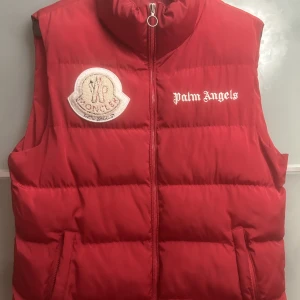 Palm angels/moncler väst - Västen är ganska bra skick. Den är använd ett par gången, men ser helt ny ut.