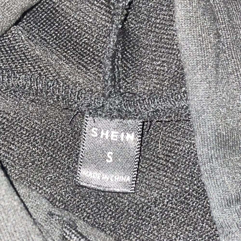 En cool dödskalle hoodie från Shein som jag säljer för att den inte används. Lite tunt material men den är cool. Köpte för 179kr. Hoodies.