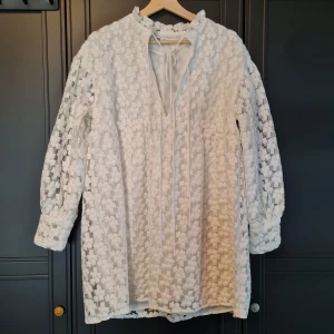 Oanvänd klänning från Zara - Oanvänd, vit klänning med blommigt broderi på mesh