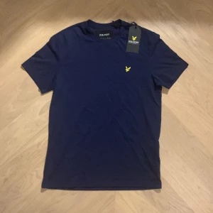 Lyle & Scott T-Shirt - Halt ny, lappar kvar. Storlek XS. Originalpris 600 kr + 