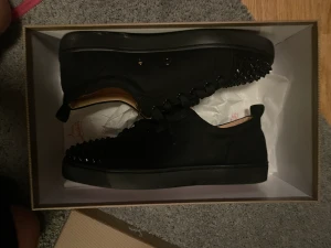 Christian Louboutins - Säljer nu mina loubutins i storlek 39 då dem mest samlar damm och inte blir använda så mycket. Köpta för 6800. Pris kan diskuteras. Pris sänks ifall du kan hämta.