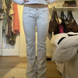 Lågmidjade Replayjeans Bootcut, toppenskick<3   Midja: 82cm Innerbenslängd: 83cm