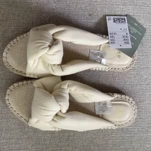 Sandaler - Sandler från H&M i ljusbeige. Storlek 41. Aldrig använda. 