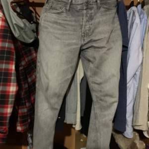 Snygga gråa Jack and Jones jeans skit snygga.  Skriv för mer bilder eller frågor