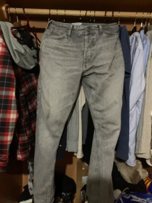 Jack and Jones jeans - Snygga gråa Jack and Jones jeans skit snygga.  Skriv för mer bilder eller frågor