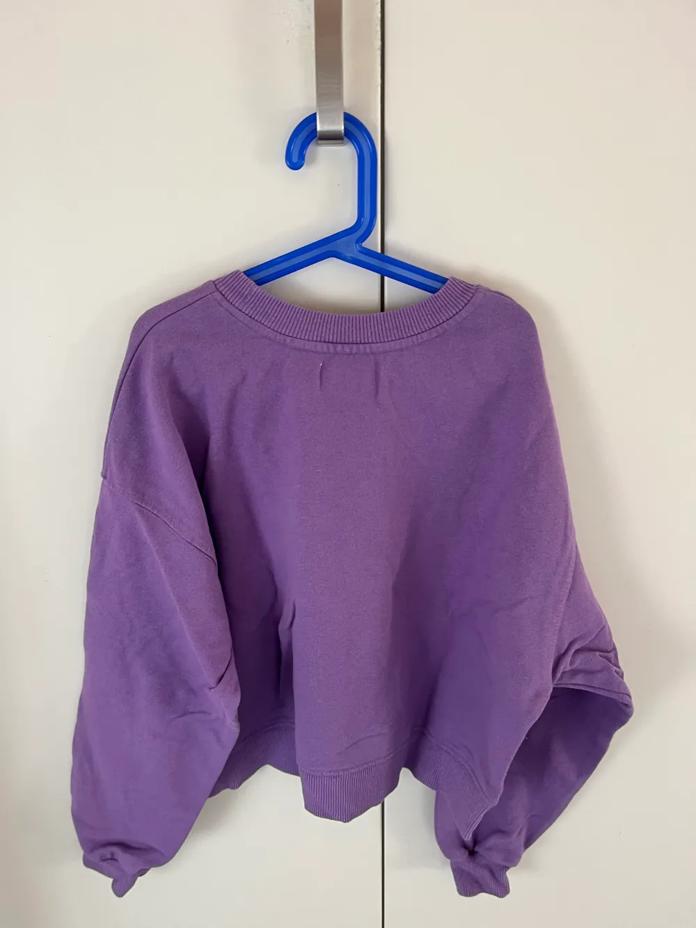 En snygg och bekväm sweatshirt, som endast har använts en gång. Storleken är en M (jag har M och passar mig perfekt) 💜. Tröjor & Koftor.