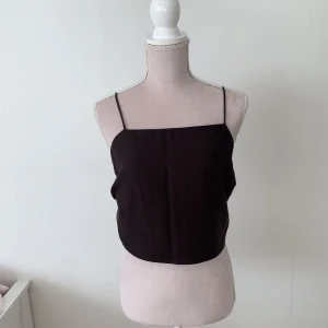 Brun Wrap topp - Brun Wrap topp. Helt ny. I storlek XL, därför är den för stor på dockan och sitter inte helt som den ska. För 69kr❤️ perfekt för festliga evenemang❤️